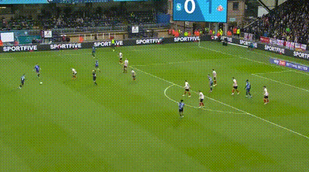 泰山壓頂！97分鐘絕平後 200斤巨獸跳隊友身上慶祝