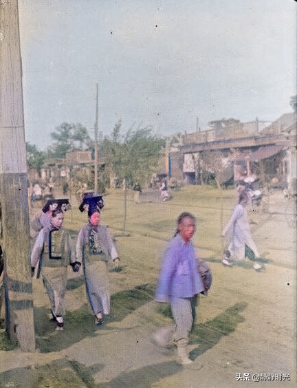 晚清老照片：太監抬著總統女兒去見慈禧太后，男子辮子長到挨地