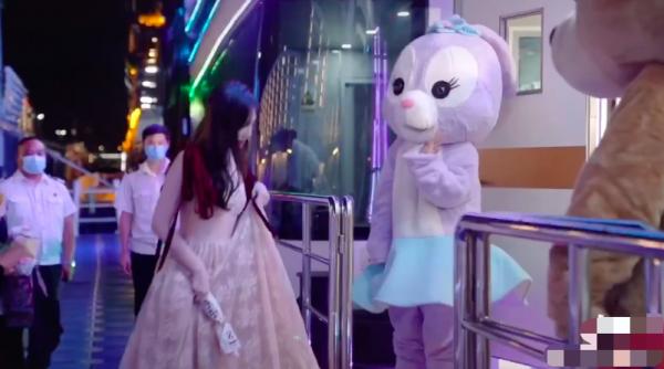 百萬粉網紅求婚現場太奢華,鑽戒是baby同款,女方曾獲王思聰追求 百萬粉網紅求婚現場太奢華,鑽戒是baby同款,女方曾獲王思聰追求