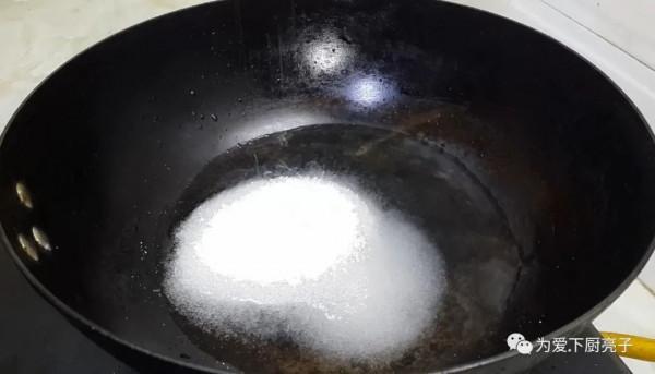 芝麻糯米粉這樣做，大勺一攪，做出好吃的軟糖片，平時待客全靠它