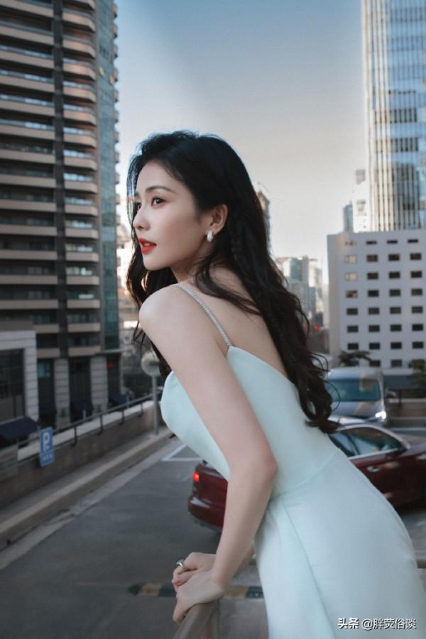 白鹿一身白色長裙搭配一頭飄逸的長髮，青春靚麗讓人心動