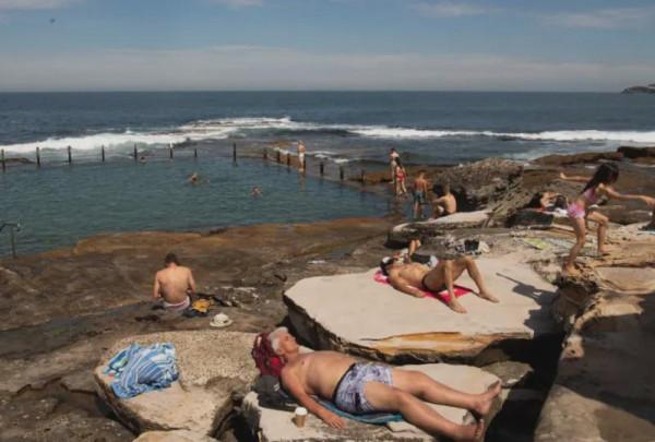 悉尼一夜降溫,狂風來襲,公寓樓的玻璃窗都被吹飛,好危險 悉尼一夜降溫,狂風來襲,公寓樓的玻璃窗都被吹飛,好危險