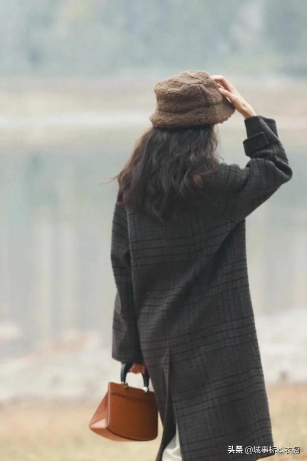 低調又復古的格子大衣搭配格紋，在冬季總是讓人心動