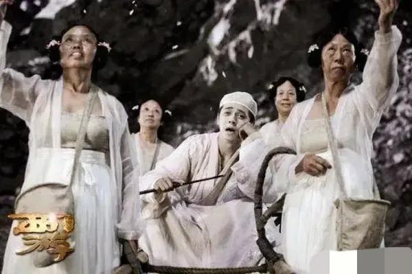 61歲農村醜老太，草根逆襲“星女郎”，出演兩部電影買兩套房