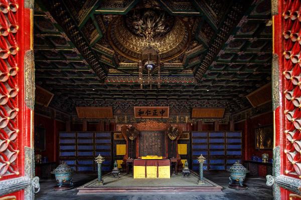 末代皇后長得漂亮，吸食煙土精神異常，屍體被棄臭水溝