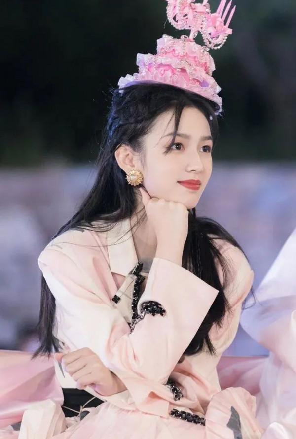 朱珠曬全家福,她的金耳環好搶鏡 朱珠曬全家福,她的金耳環好搶鏡