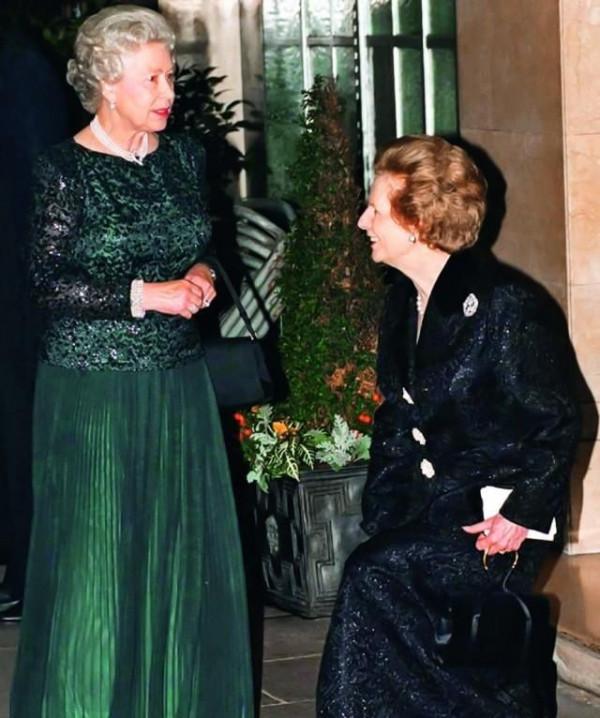 英女王罕見穿碎花白紗裙，在漂亮能幹的撒切爾夫人面前，她也怕輸