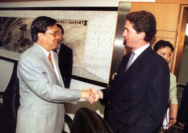 1997年龍永圖與美談判，美方：中國肉只能做狗食，龍永圖如何回應