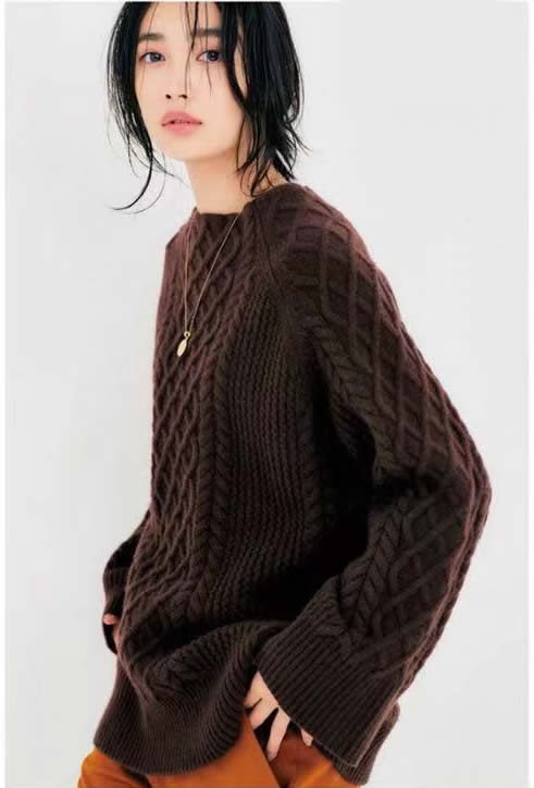 鬱悶，穿了多年的毛衣白穿了！不懂“骨架+膚色”，難怪一直穿錯