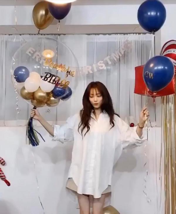 李聖經聖誕曬美照,“爛大街”白襯衫穿出女神感,腿長真的太優秀 李聖經聖誕曬美照,“爛大街”白襯衫穿出女神感,腿長真的太優秀