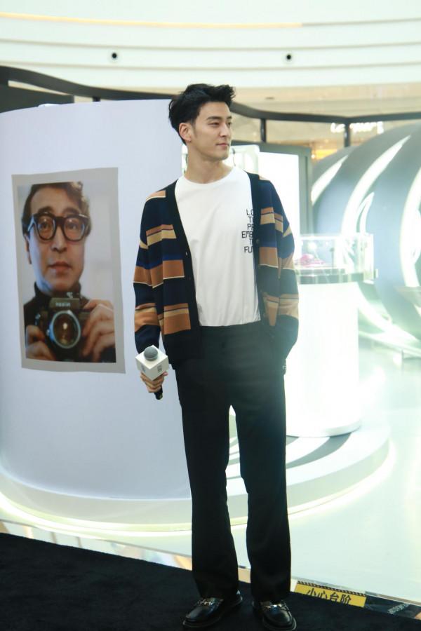 披荊斬棘的哥哥james李銖銜身穿白色T恤搭配條紋開衫摩登十足