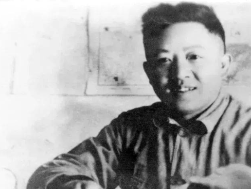 葉挺遇難時，飛機上還有三人，地位都不在葉挺之下，他們是何人