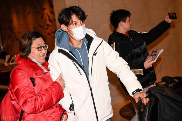 國足23日乘包機赴日本踢客場，抵達後每天測核酸，將不帶隨隊廚師