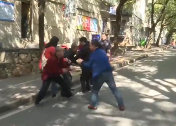 母親去世留下6萬喪葬費,為了錢五兄妹撕破臉皮,在街上大打出手 母親去世留下6萬喪葬費,為了錢五兄妹撕破臉皮,在街上大打出手