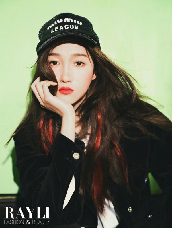 封面 | 關曉彤變身派對樂團歌手，展現超酷樂團風，潮流少女範十足