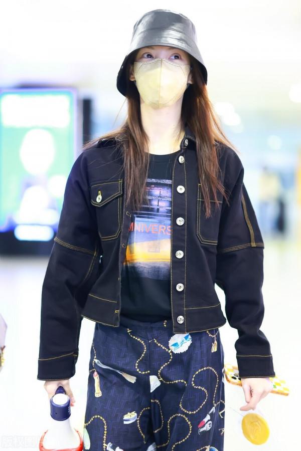 金晨穿牛仔外套搭配塗鴉牛仔褲，戴漁夫帽隨性時髦