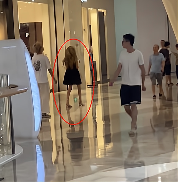 套路璐被偶遇，雙腿太細堪比閨蜜胳膊，網友：第一次不想減肥