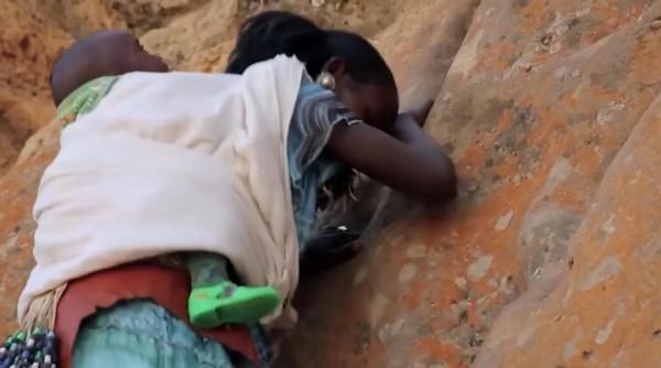 母親揹著40天的嬰兒，徒手攀爬400米垂直懸崖，只為得到上帝庇佑