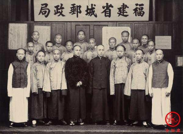 晚清老照片：張之洞撐遮陽傘出席典禮，婦女梳“帆船髻”特別搶眼