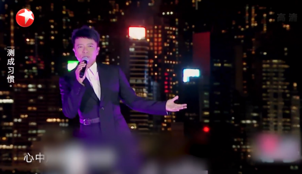 東方衛視跨年：54歲周慧敏狀態好，黃渤大跳迪斯科，沈騰搞笑出場