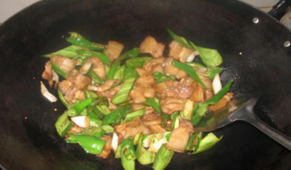 青椒炒肉只學一招,多放一勺“它”,鮮嫩入味,香辣下飯 青椒炒肉只學一招,多放一勺“它”,鮮嫩入味,香辣下飯