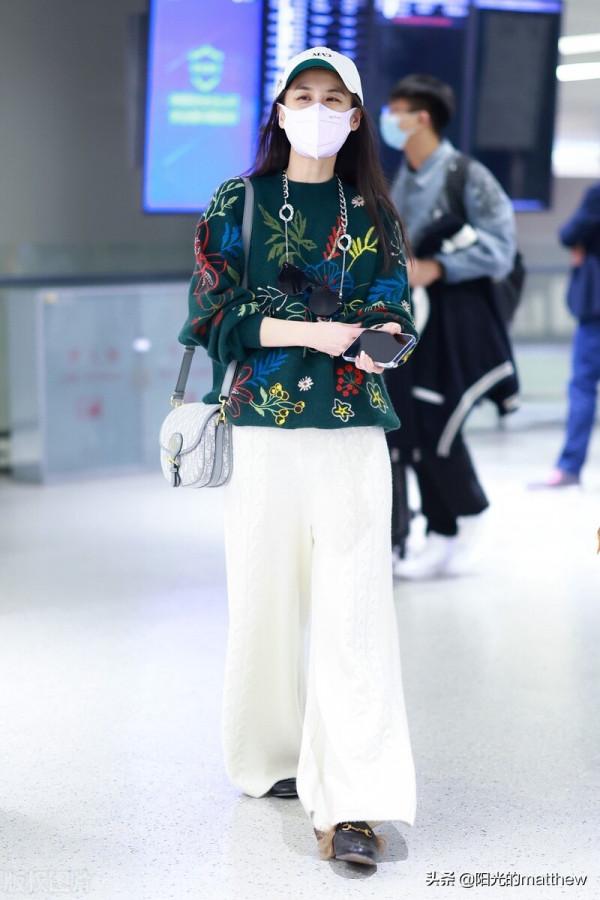 街拍：黃聖依綠色印花毛衣+白色闊腿褲+棒球帽休閒隨性