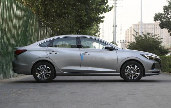 為何10萬買轎車前要先看瓦罐？用兩車對比，告訴你誰才是家用首選