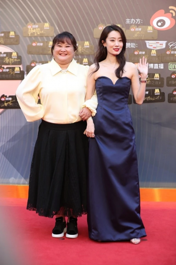 賈玲難得認真打扮一下,穿裙子走紅毯,看她擺pose畫風就變了 賈玲難得認真打扮一下,穿裙子走紅毯,看她擺pose畫風就變了