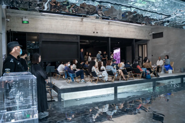 翡翠之聲充塞耳、滿眼盡為翡翠綠—何雲昌大型裝置再現故鄉的森林