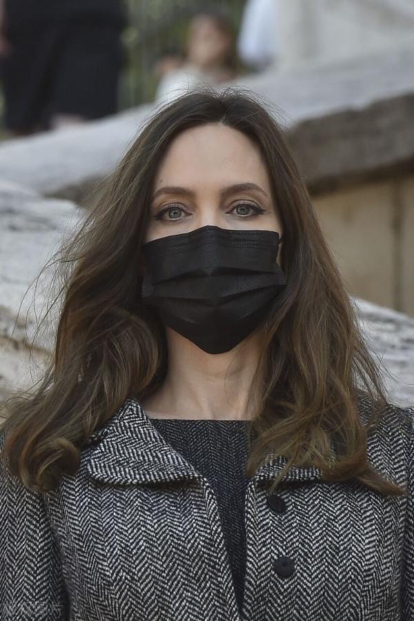 安吉麗娜-朱莉與子女在羅馬街道上漫步 一家人其樂融融