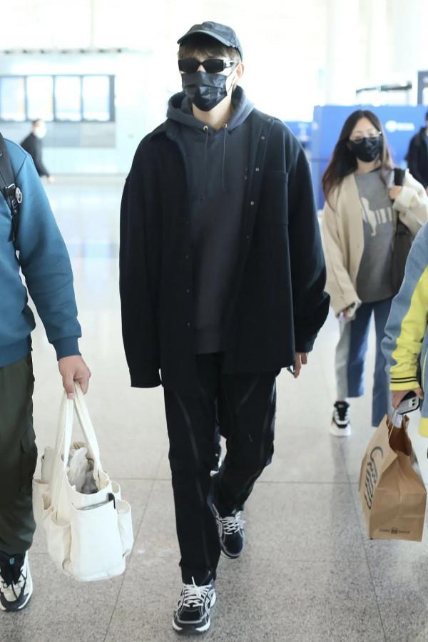 男星街拍|王嘉爾機場“遛彎兒”,甄子丹與基努在巴黎合拍新電影 男星街拍|王嘉爾機場“遛彎兒”,甄子丹與基努在巴黎合拍新電影