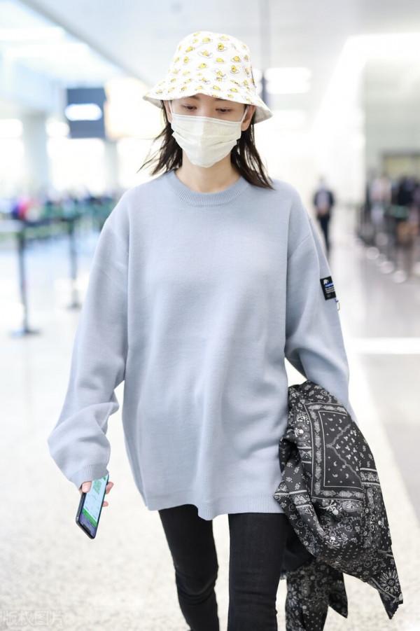 於文文穿灰色衛衣搭配黑色緊身褲,腳踩白色運動鞋隨性休閒 於文文穿灰色衛衣搭配黑色緊身褲,腳踩白色運動鞋隨性休閒