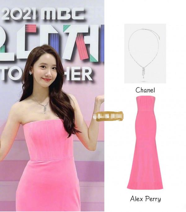 林允兒真厲害！桃花粉都能駕馭清麗佳人，網友：裙襬像塞了厚棉褲