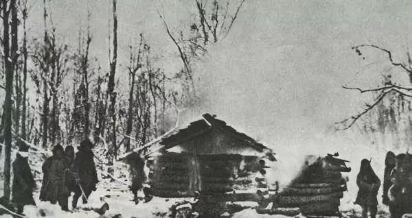 抗日義勇軍擊潰了日軍一個小分隊，卻遭到日軍傷員用刺刀襲擊