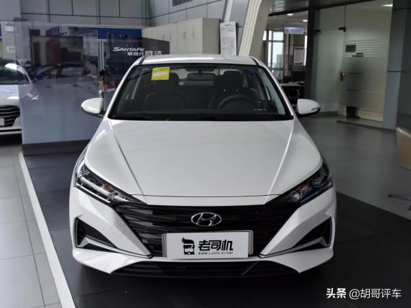 5.0L不到的油耗，實惠又省油，自動頭燈，實拍悅納