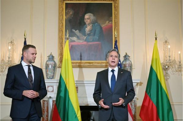 以總統首訪阿聯酋，美承認戰機墜南海，立陶宛&OpenCurlyDoubleQuote;繳械投降&rdquo;