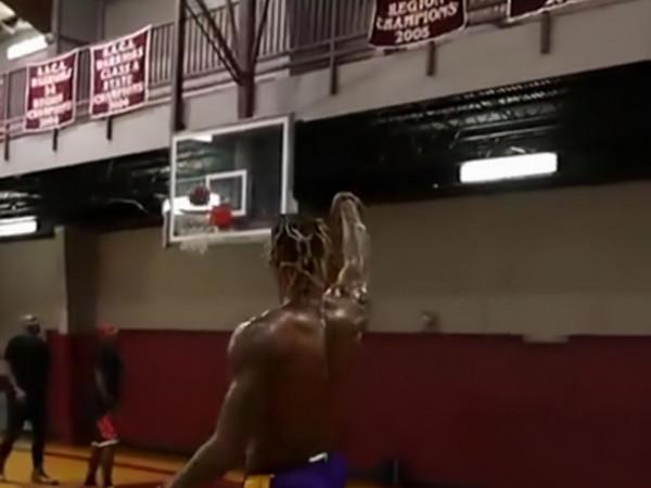 詹姆斯:我認真地問,為什麼這麼多球員訓練在比賽中不用的技術? 詹姆斯:我認真地問,為什麼這麼多球員訓練在比賽中不用的技術?