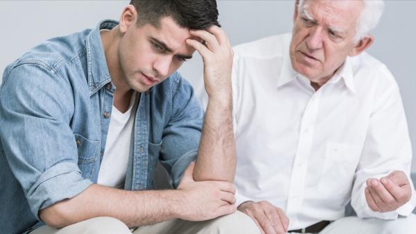 79歲父親手握500萬，兒女卻敬而遠之，兒子：晚年悽慘是他自找的