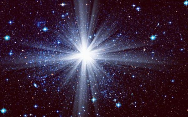 已知宇宙中最大的恆星是哪一顆？人類的飛行器繞它飛一圈要多久？