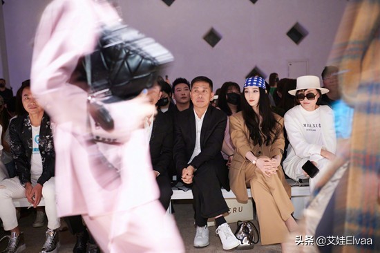 范冰冰頭排看秀,穿斗篷風頭蓋過向太婆媳,出場2助理攙扶排場大 范冰冰頭排看秀,穿斗篷風頭蓋過向太婆媳,出場2助理攙扶排場大