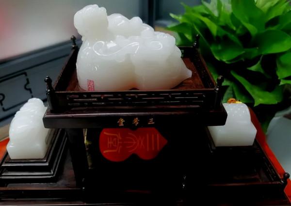 八方共舉：袁氏玉雕今立派！“皇阿瑪”張鐵林蒞臨揭牌