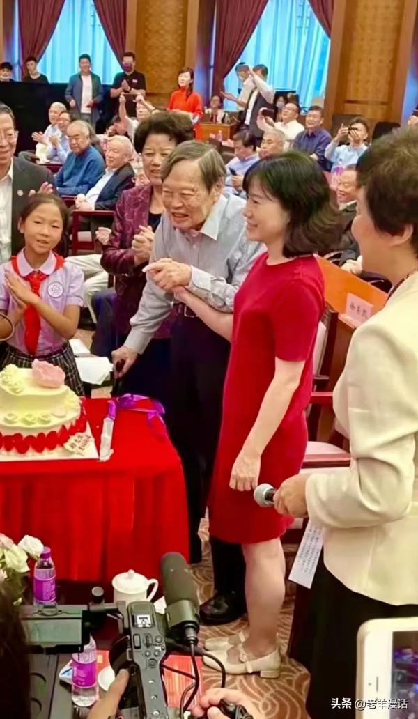 楊振寧100歲了!為什麼被稱為20世紀基礎物理學的奠基人? 楊振寧100歲了!為什麼被稱為20世紀基礎物理學的奠基人?