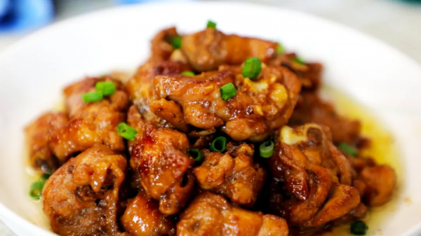 這才是蔥油雞最好吃的做法，不加一滴水，肉質鮮嫩咬一口蔥香四溢