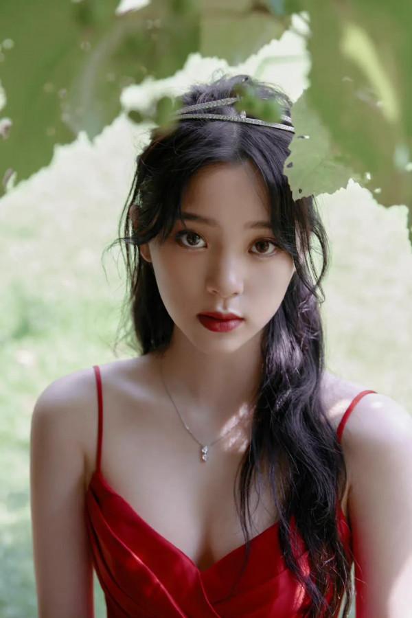 歐陽娜娜 紅裙扮相很可
