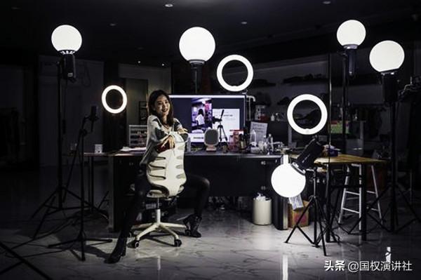 打賞30萬被拉黑跳河身亡，這男老師認定是真愛，女兒怎麼勸都不聽