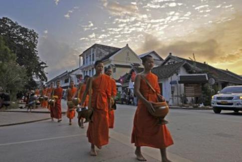 在寮國，不要隨便進門口掛樹枝的人家，導遊：否則自討苦吃