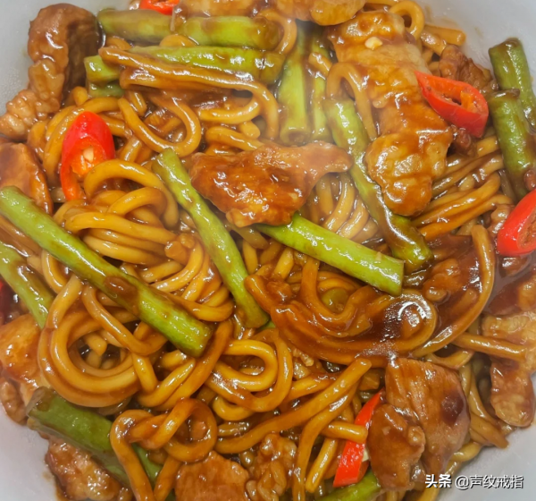 一頓飯：豆角燜面+口蘑彩椒雞胸肉