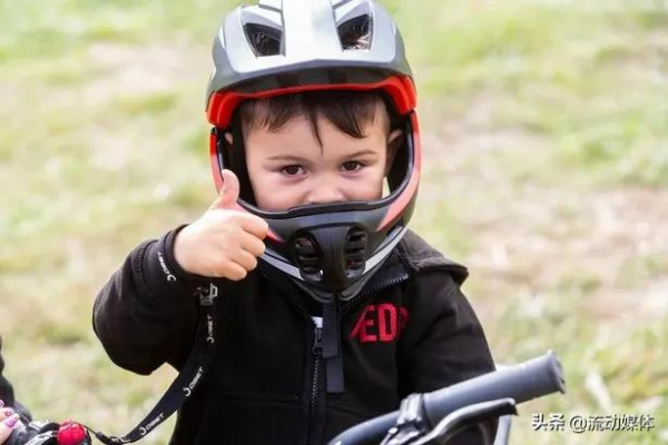 3歲男孩騎摩托表演死亡飛車，成最年輕特技車手丨趣觀世界