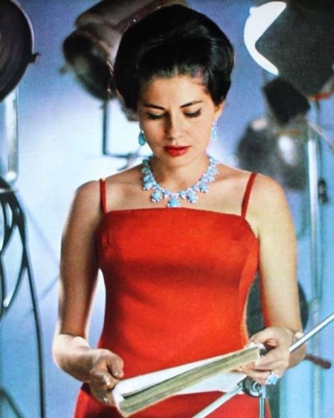 伊朗美豔王后：18歲被寵上天，30公斤婚紗鑲滿珠寶，8年不孕被棄