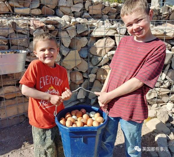 12年生12個娃！他們想成為電影裡的大家庭，每天生活太熱鬧了